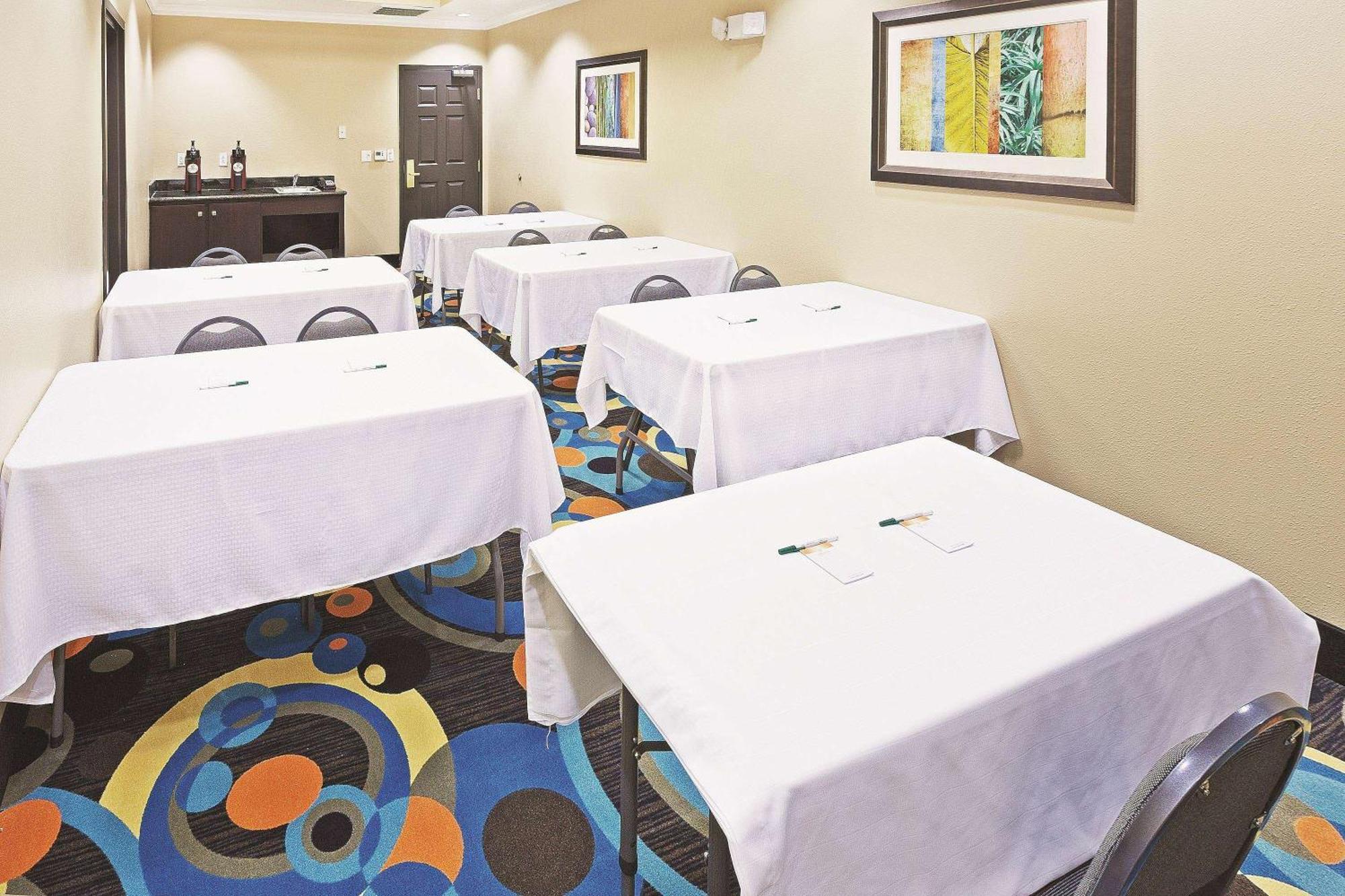 La Quinta By Wyndham Hobby Airport Hotel